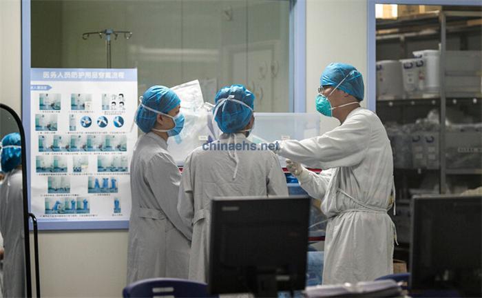 穿上三級防護服、口罩 會診